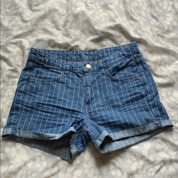 H&M Pants - Pin Striped Shorts
